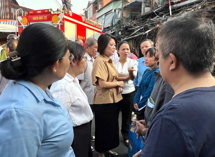 TPHCM: Hỗ trợ, động viên các gia đình bị cháy ở chợ Nhị Thiên Đường- Ảnh 3. TPHCM: Hỗ trợ, động viên các gia đình bị cháy ở chợ Nhị Thiên Đường- Ảnh 3.