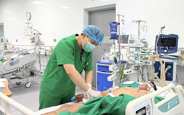Ghim tất sắc nhọn mắc trong họng bé trai- Ảnh 4.