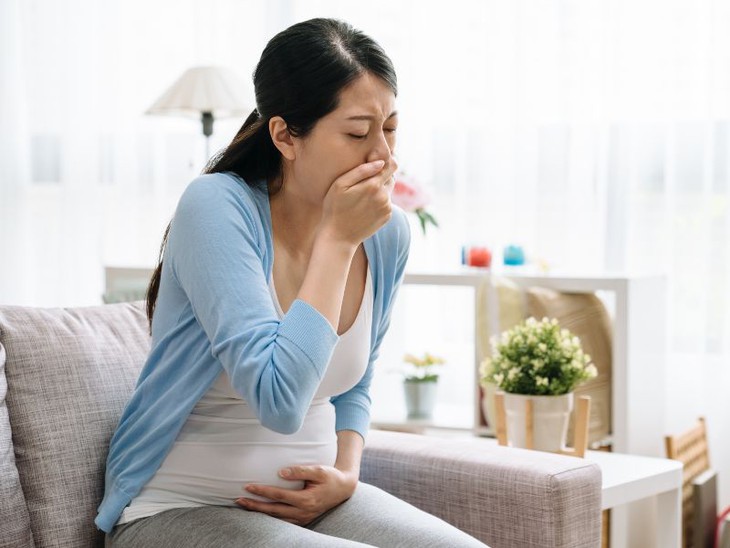 Mẹo giúp mẹ bầu giảm bớt khó chịu do ốm nghén trong 3 tháng đầu thai kỳ- Ảnh 1.