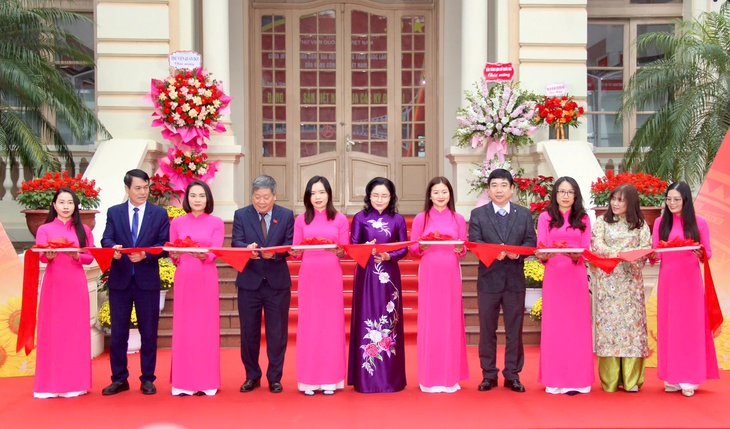 Khai mạc Triển lãm 'Đảng Cộng sản Việt Nam qua các kỳ Đại hội' chào mừng thành công Đại hội XIV- Ảnh 1. Khai mạc Triển lãm 'Đảng Cộng sản Việt Nam qua các kỳ Đại hội' chào mừng thành công Đại hội XIV- Ảnh 1.