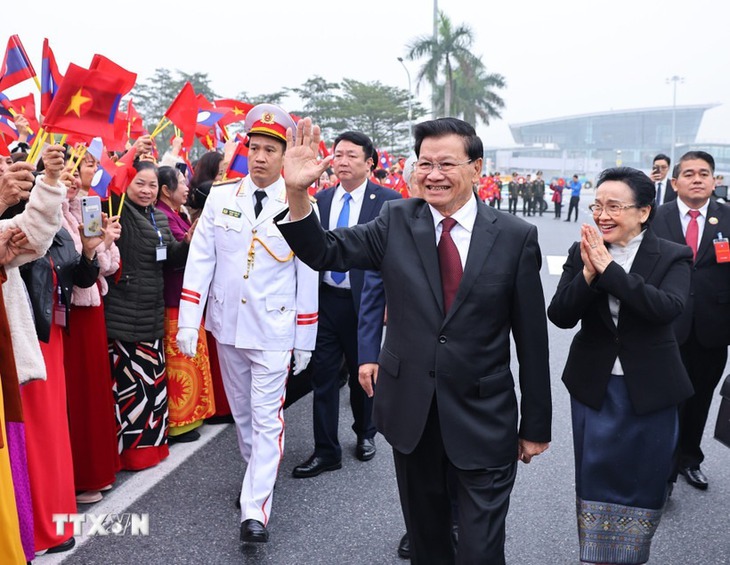Tổng Bí thư, Chủ tịch nước Lào và Phu nhân đến Hà Nội, bắt đầu thăm cấp Nhà nước tới Việt Nam- Ảnh 1.