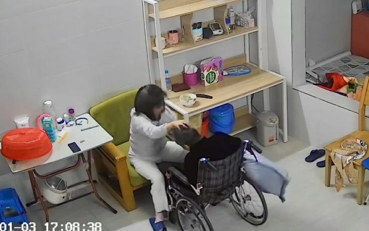 Xác minh thông tin nữ giúp việc dí đầu, tát liên tiếp vào cụ bà ngồi xe lăn, mặc cụ kêu "đau quá"