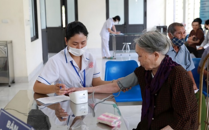 Thứ trưởng Bộ Y tế Đỗ Xuân Tuyên: Khám sức khỏe định kỳ miễn phí là nền tảng tiến tới miễn viện phí cơ bản- Ảnh 3. Thứ trưởng Bộ Y tế Đỗ Xuân Tuyên: Khám sức khỏe định kỳ miễn phí là nền tảng tiến tới miễn viện phí cơ bản- Ảnh 3.