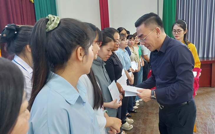 Công đoàn Y tế Việt Nam thăm, động viên cán bộ y tế làm việc trong môi trường đặc thù tại TPHCM và Đồng Nai