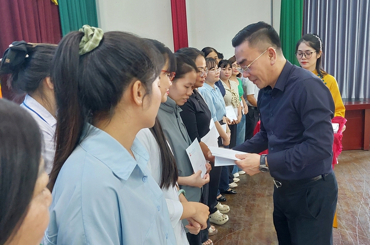 Công đoàn Y tế Việt Nam thăm, động viên cán bộ y tế làm việc trong môi trường đặc thù tại TPHCM và Đồng Nai- Ảnh 2.