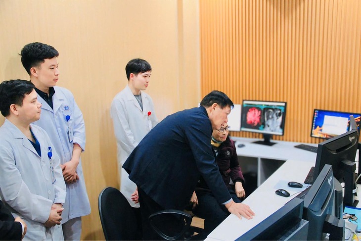 Thứ trưởng Bộ Y tế Đỗ Xuân Tuyên: Khám sức khỏe định kỳ miễn phí là nền tảng tiến tới miễn viện phí cơ bản- Ảnh 6. Thứ trưởng Bộ Y tế Đỗ Xuân Tuyên: Khám sức khỏe định kỳ miễn phí là nền tảng tiến tới miễn viện phí cơ bản- Ảnh 6.