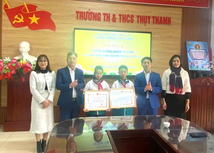 Đi học, hai học sinh lớp 6 nhặt được số tiền lớn đánh rơi - Ảnh 1.
