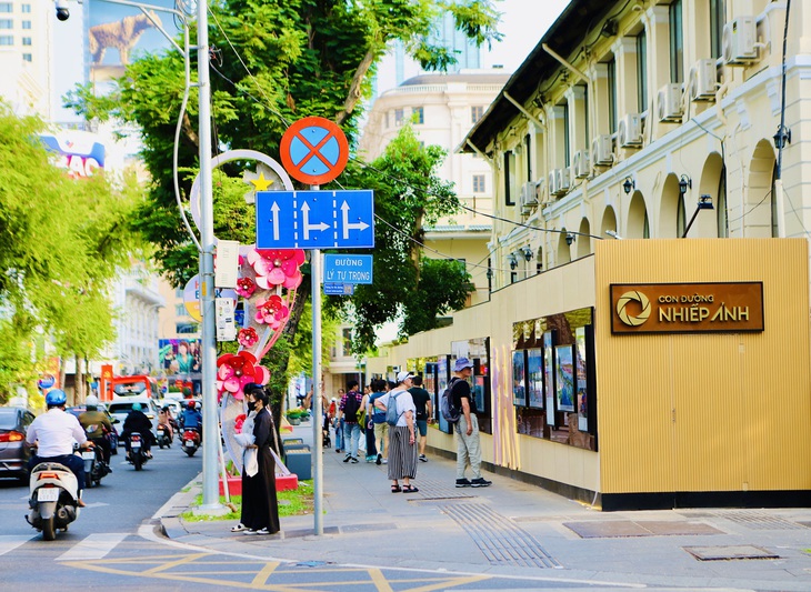 Người dân thích thú check-in Con đường nhiếp ảnh 'độc nhất vô nhị' ở TPHCM- Ảnh 1.
