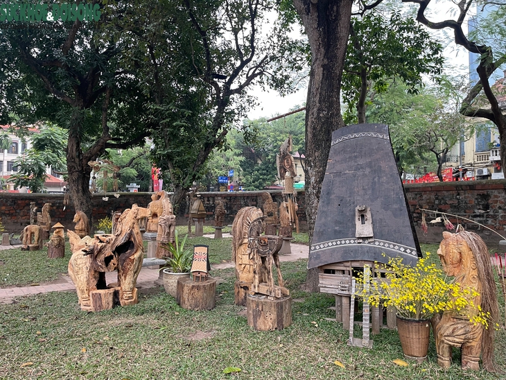 Cận cảnh bộ tượng ngựa độc bản Tây Nguyên chào Tết Bính Ngọ tại Hà Nội- Ảnh 1. Cận cảnh bộ tượng ngựa độc bản Tây Nguyên chào Tết Bính Ngọ tại Hà Nội- Ảnh 1.