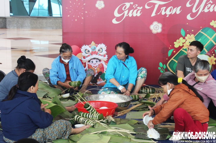 Mang sắc xuân đến với những bệnh nhân điều trị xuyên Tết- Ảnh 1. Mang sắc xuân đến với những bệnh nhân điều trị xuyên Tết- Ảnh 1.
