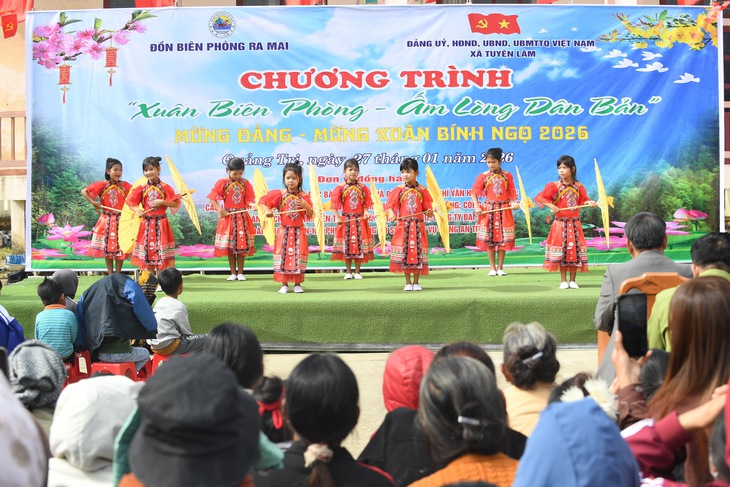 Báo Sức khỏe và Đời sống góp quà vui Xuân biên giới cùng đồng bào Mã Liềng- Ảnh 11. Báo Sức khỏe và Đời sống góp quà vui Xuân biên giới cùng đồng bào Mã Liềng- Ảnh 11.
