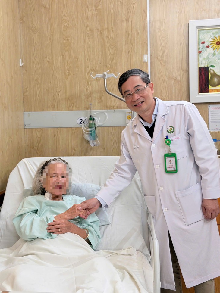 Cứu sống cụ bà 92 tuổi mắc u đại tràng kèm nhiều bệnh nền- Ảnh 3.