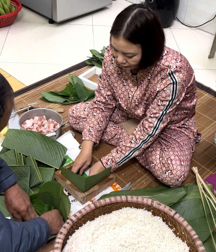 Gói bánh chưng, mua đào từ sớm: Phong cách đón xuân mới của một bộ phận người trẻ- Ảnh 1.
