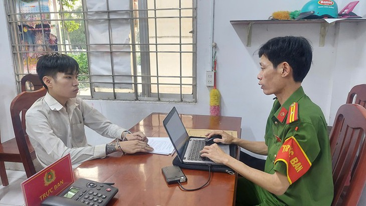 Cháu chế tạo bom xăng đốt nhà ông ngoại vì bị la mắng- Ảnh 1.