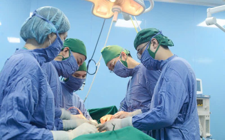 Gắp thành công sợi thép xuyên thành dạ dày bệnh nhân- Ảnh 3.