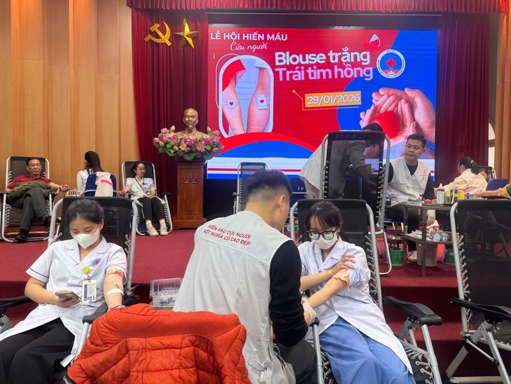 Hơn 160 đơn vị máu từ nhân viên y tế Bệnh viện Hữu Nghị tiếp sức người bệnh dịp cận Tết- Ảnh 2. Hơn 160 đơn vị máu từ nhân viên y tế Bệnh viện Hữu Nghị tiếp sức người bệnh dịp cận Tết- Ảnh 2.
