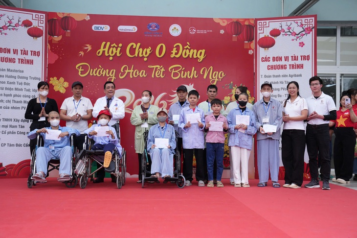 Người bệnh ở Bệnh viện K được 'tiếp sức' hơn 3.000 phần quà tại 'Hội chợ 0 đồng' - Ảnh 1.