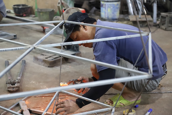 Thâu đêm chế tác linh vật ngựa khổng lồ biết cử động cho đường hoa Nguyễn Huệ 2026- Ảnh 22. Thâu đêm chế tác linh vật ngựa khổng lồ biết cử động cho đường hoa Nguyễn Huệ 2026- Ảnh 22.