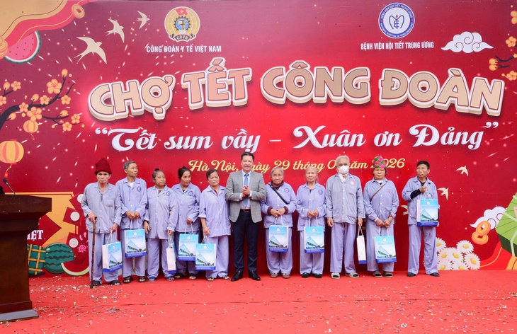 Ấm áp 'phiên chợ Tết 0 đồng' cho bệnh nhân nghèo tại BV Nội tiết Trung ương- Ảnh 1. Ấm áp 'phiên chợ Tết 0 đồng' cho bệnh nhân nghèo tại BV Nội tiết Trung ương- Ảnh 1.