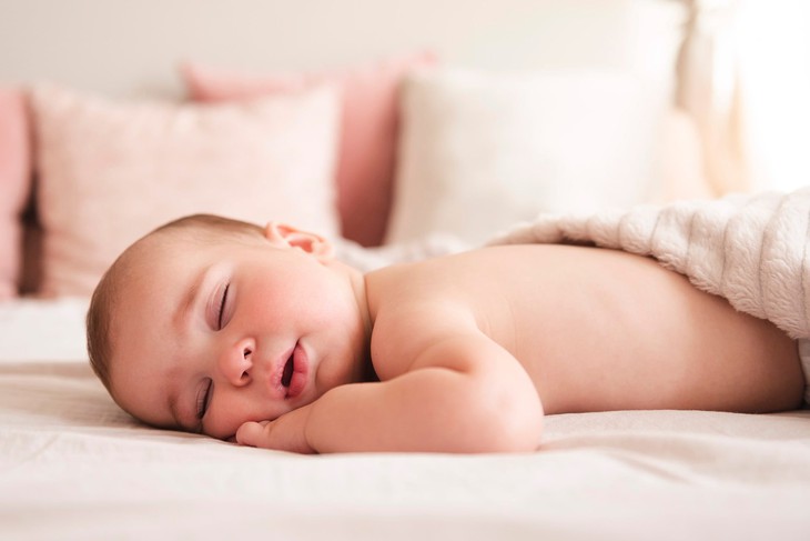 Trẻ sơ sinh ngủ ngáy khò khè là dấu hiệu của bệnh lý gì – Joie Baby Việt Nam