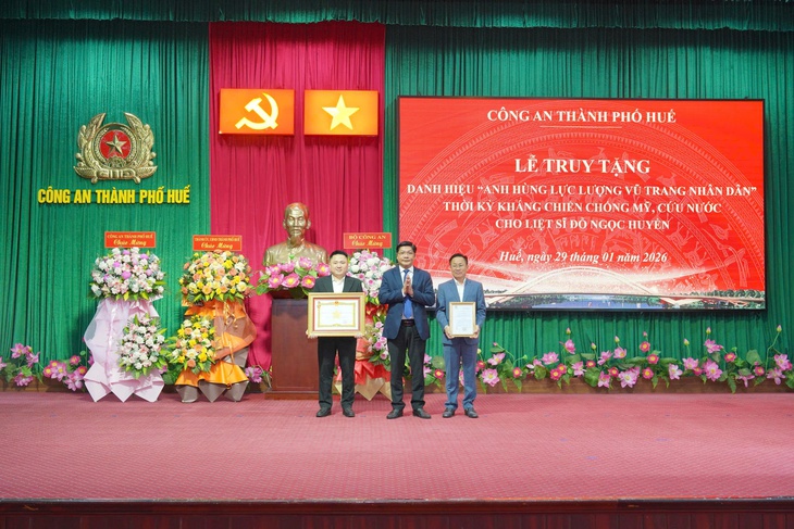 Truy tặng danh hiệu Anh hùng lực lượng vũ trang nhân dân cho liệt sĩ Đỗ Ngọc Huyền- Ảnh 1. Truy tặng danh hiệu Anh hùng lực lượng vũ trang nhân dân cho liệt sĩ Đỗ Ngọc Huyền- Ảnh 1.