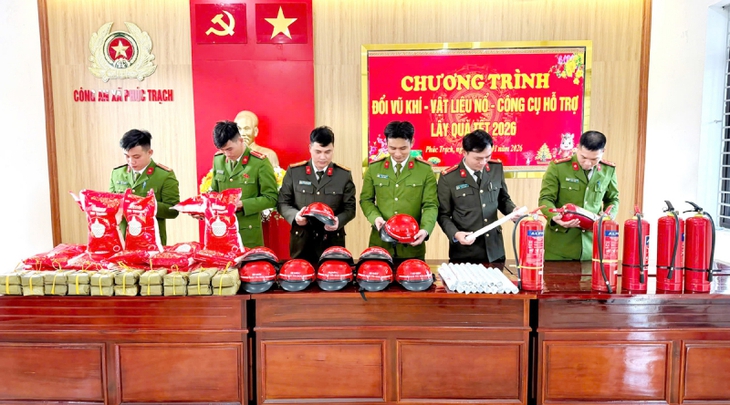 Giao nộp vũ khí được nhận bánh chưng, quà Tết- Ảnh 1.