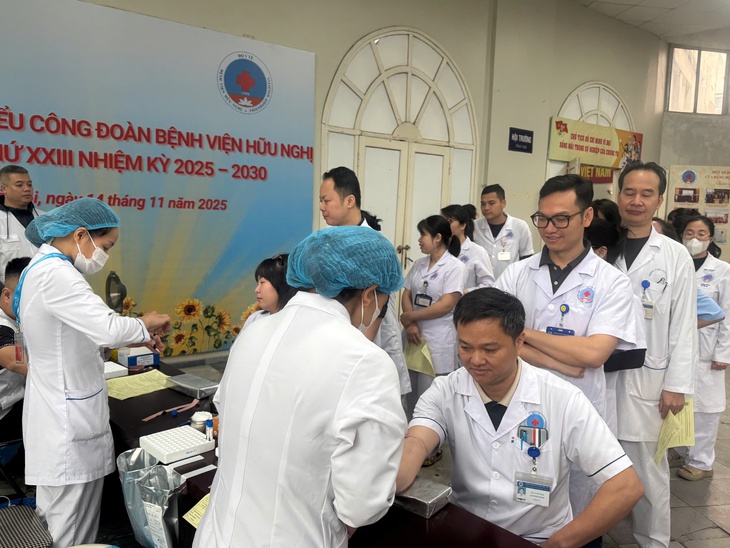 Hơn 160 đơn vị máu từ nhân viên y tế Bệnh viện Hữu Nghị tiếp sức người bệnh dịp cận Tết- Ảnh 1. Hơn 160 đơn vị máu từ nhân viên y tế Bệnh viện Hữu Nghị tiếp sức người bệnh dịp cận Tết- Ảnh 1.