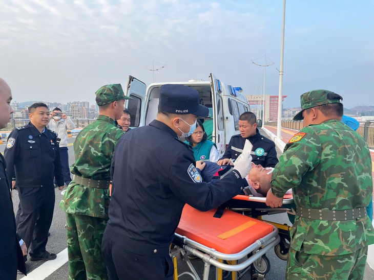 Mở 'luồng xanh' hỗ trợ y tế cấp cứu bệnh nhân trong ngày nghỉ Tết Dương lịch- Ảnh 1. Mở 'luồng xanh' hỗ trợ y tế cấp cứu bệnh nhân trong ngày nghỉ Tết Dương lịch- Ảnh 1.