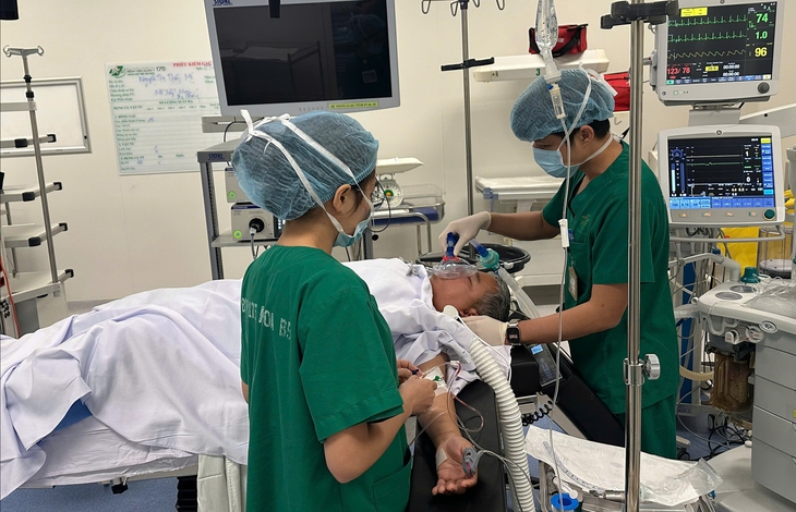 Cấp cứu đường không từ Trường Sa cứu bệnh nhân viêm ruột thừa biến chứng nặng- Ảnh 2.