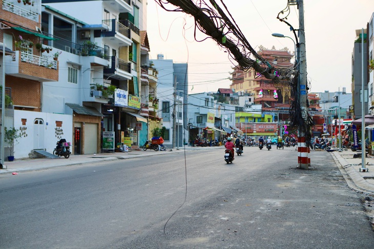 Dãy cột điện ‘án ngữ’ giữa tuyến đường hơn nghìn tỷ đồng ở TPHCM- Ảnh 9. Dãy cột điện ‘án ngữ’ giữa tuyến đường hơn nghìn tỷ đồng ở TPHCM- Ảnh 9.