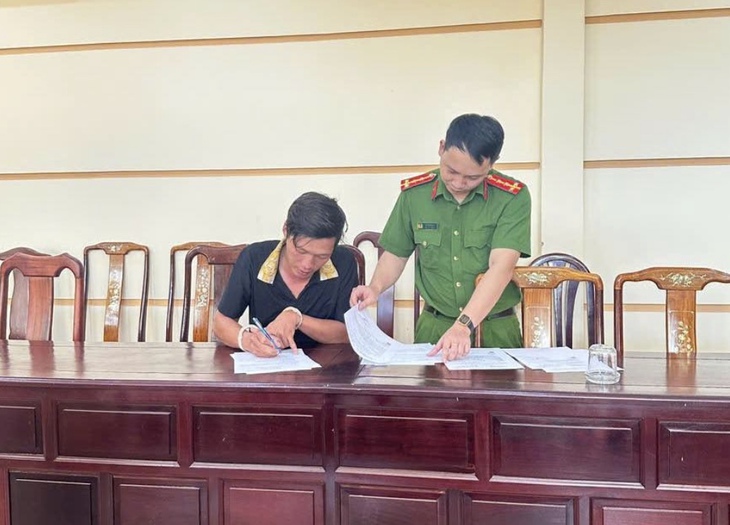 Tham ô tiền đơn hàng, hai nhân viên giao hàng nhanh bị khởi tố- Ảnh 1. Tham ô tiền đơn hàng, hai nhân viên giao hàng nhanh bị khởi tố- Ảnh 1.