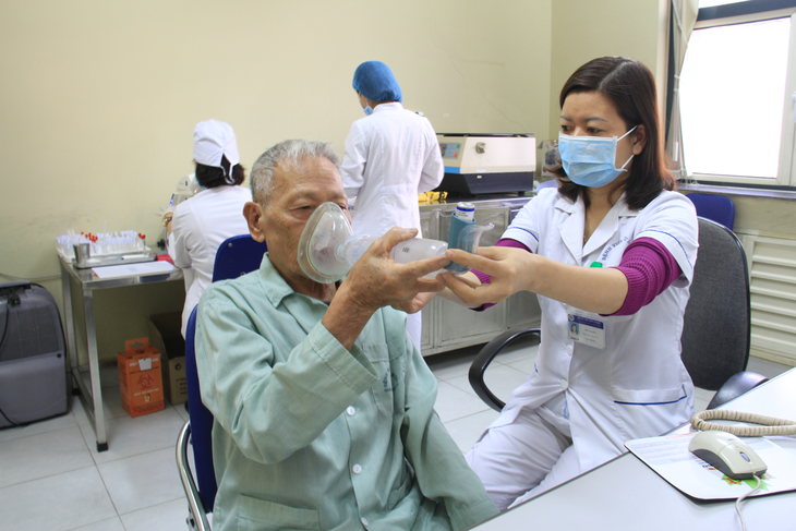 Nhiều người nhập viện chỉ vì ho: Cảnh báo nguy cơ từ bệnh phổi mạn tính- Ảnh 2. Nhiều người nhập viện chỉ vì ho: Cảnh báo nguy cơ từ bệnh phổi mạn tính- Ảnh 2.