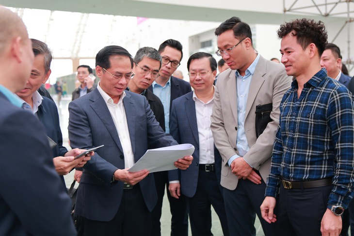 Phó Thủ tướng Bùi Thanh Sơn kiểm tra tình hình triển khai Hội chợ Mùa Xuân 2026- Ảnh 1. Phó Thủ tướng Bùi Thanh Sơn kiểm tra tình hình triển khai Hội chợ Mùa Xuân 2026- Ảnh 1.