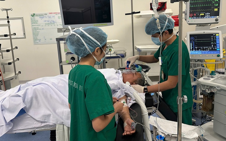Đau bụng vùng hố chậu phải kéo dài 1 tuần, nam thanh niên bất ngờ được phát hiện viêm ruột thừa vỡ - Ảnh 3.