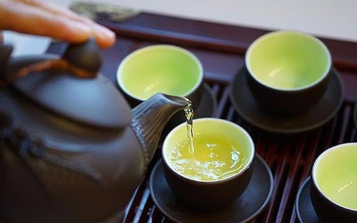 Chén trà xanh tiếp khách đầu năm: Bí quyết chống lão hóa và ngăn ngừa tích mỡ bụng