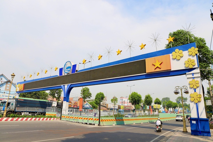 Lập rào chắn phục vụ thi công hầm chui trên Quốc lộ 13- Ảnh 1.