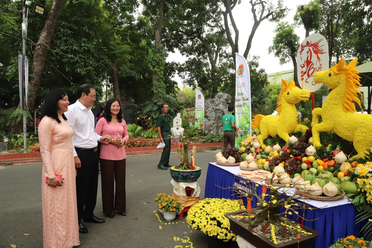 Người dân TPHCM mua sắm tại siêu thị 0 đồng trong Ngày hội 'Xuân đoàn kết - Tết nghĩa tình'- Ảnh 6.