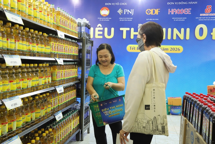Người dân TPHCM mua sắm tại siêu thị 0 đồng trong Ngày hội 'Xuân đoàn kết - Tết nghĩa tình'- Ảnh 3.