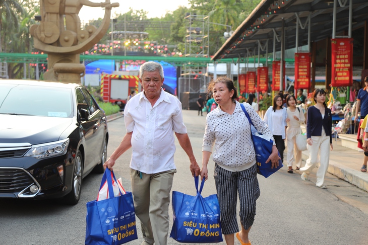 Người dân TPHCM mua sắm tại siêu thị 0 đồng trong Ngày hội 'Xuân đoàn kết - Tết nghĩa tình'- Ảnh 5.