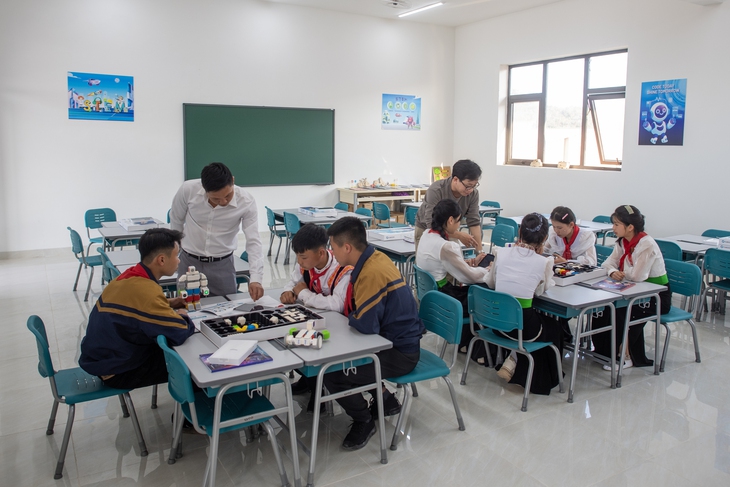 Máy tính bảng, nhạc cụ dân tộc… và ngôi trường '5 sao' hiện đại vùng biên giới Điện Biên- Ảnh 2. Máy tính bảng, nhạc cụ dân tộc… và ngôi trường '5 sao' hiện đại vùng biên giới Điện Biên- Ảnh 2.