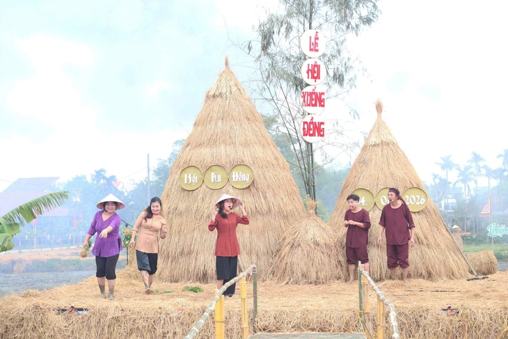 Du khách quốc tế thích thú trải nghiệm nhổ mạ, cấy lúa ở Hội An- Ảnh 1. Du khách quốc tế thích thú trải nghiệm nhổ mạ, cấy lúa ở Hội An- Ảnh 1.