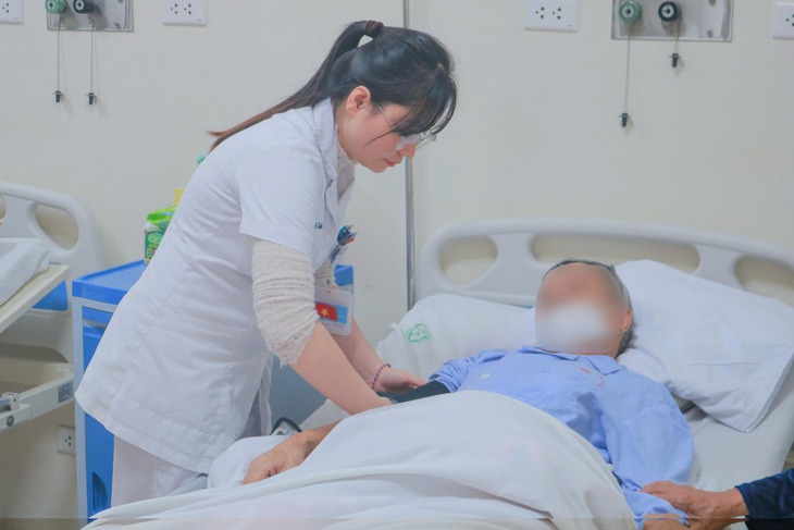 Vỡ túi phình động mạch chủ bụng và rơi vào nguy kịch, người đàn ông 71 tuổi được cứu sống ngoạn mục- Ảnh 1.