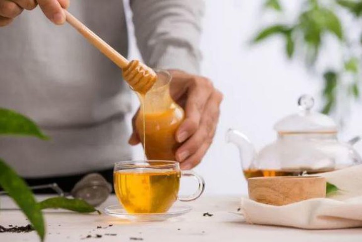 trà xanh pha mật ong