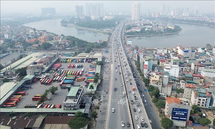 Người dân ùn ùn trở lại Thủ đô sau kỳ nghỉ Tết Dương lịch- Ảnh 2.