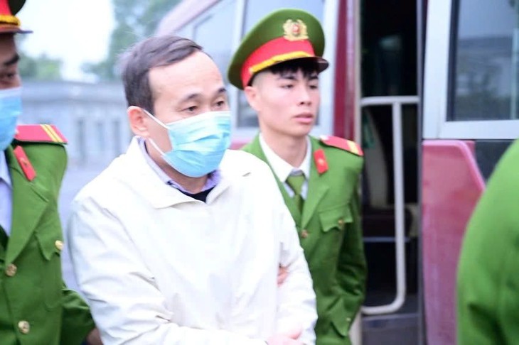 Cựu lãnh đạo Ban QLDA Đắk Lắk hầu tòa vì điều chỉnh tiêu chí chấm thầu cho doanh nghiệp- Ảnh 4.