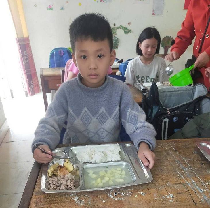 Gỡ nút thắt cho bữa ăn học đường vùng cao: Không chỉ cần tiền mà cần cả sự linh hoạt- Ảnh 1. Gỡ nút thắt cho bữa ăn học đường vùng cao: Không chỉ cần tiền mà cần cả sự linh hoạt- Ảnh 1.