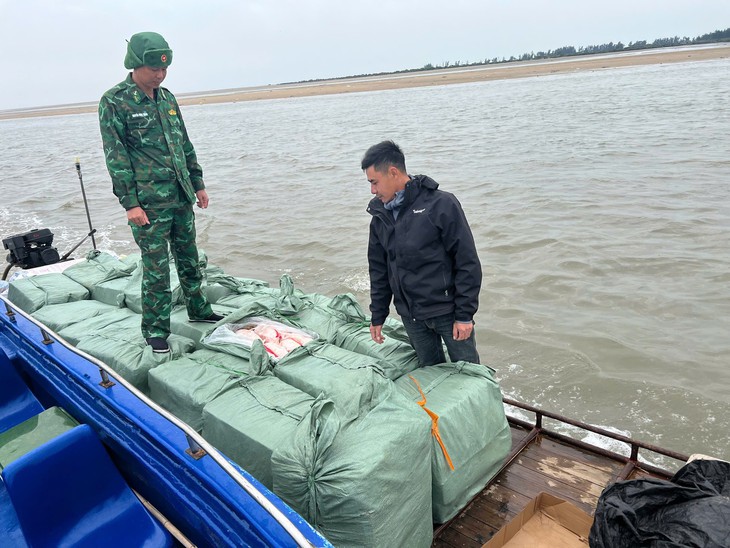 Biên phòng Quảng Ninh thu giữ hơn tấn thịt vịt đông lạnh không rõ nguồn gốc trên biển- Ảnh 1.