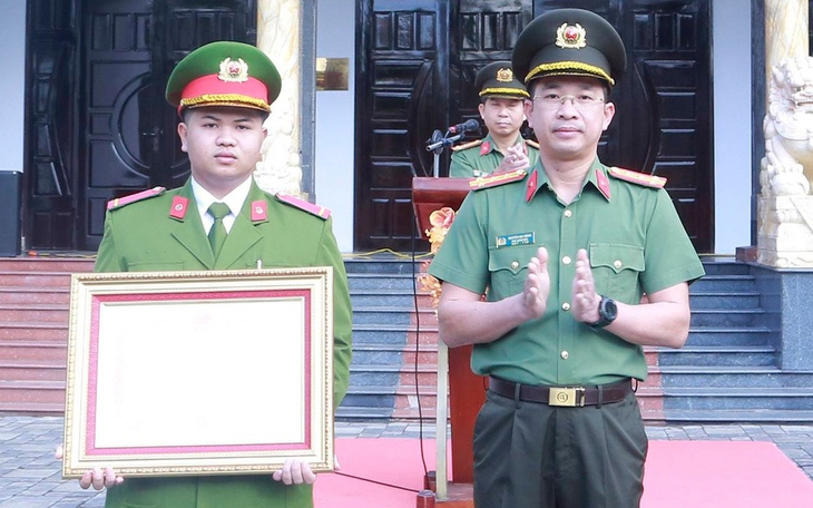 Thủ tướng tặng Bằng khen cho chiến sĩ công an dũng cảm lao vào dòng lũ dữ cứu người