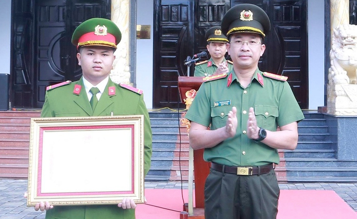 Thủ tướng tặng Bằng khen cho chiến sĩ công an dũng cảm lao vào dòng lũ dữ cứu người- Ảnh 1. Thủ tướng tặng Bằng khen cho chiến sĩ công an dũng cảm lao vào dòng lũ dữ cứu người- Ảnh 1.