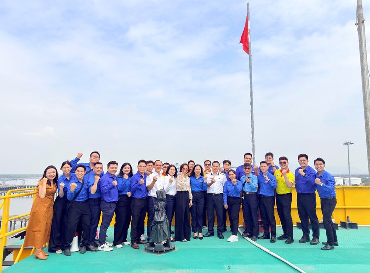 Tuổi trẻ TPHCM viết tiếp hành trình 'Mang yêu thương gửi về biển, đảo'- Ảnh 1. Tuổi trẻ TPHCM viết tiếp hành trình 'Mang yêu thương gửi về biển, đảo'- Ảnh 1.